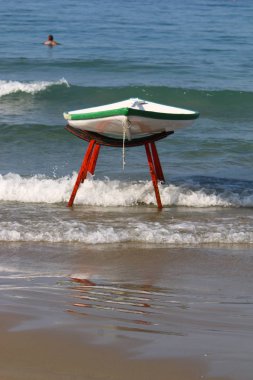 denizin kenarında sahilde tekne Kurtarma Servisi 