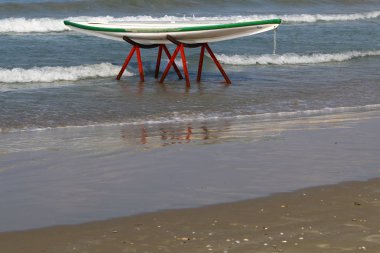 denizin kenarında sahilde tekne Kurtarma Servisi 