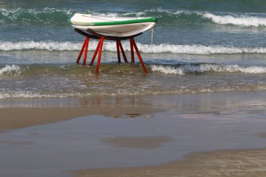 denizin kenarında sahilde tekne Kurtarma Servisi 