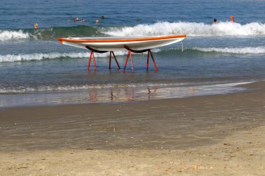 denizin kenarında sahilde tekne Kurtarma Servisi 