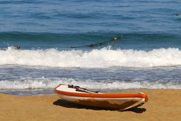 denizin kenarında sahilde tekne Kurtarma Servisi 