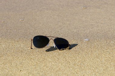Akdeniz kıyısında kum plajında gözlük yalan 