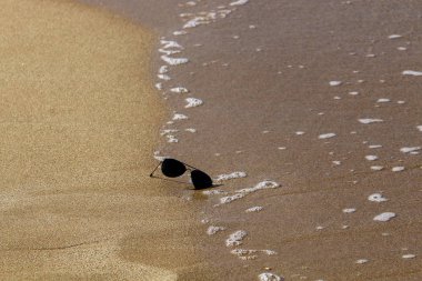 Akdeniz kıyısında kum plajında gözlük yalan 