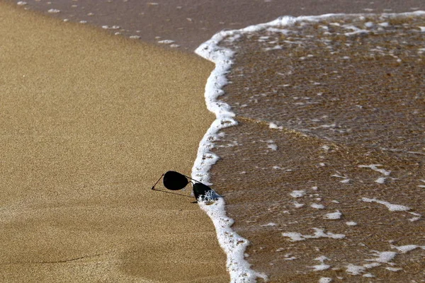 Brille Liegt Strand Sand Der Mittelmeerküste — Stockfoto