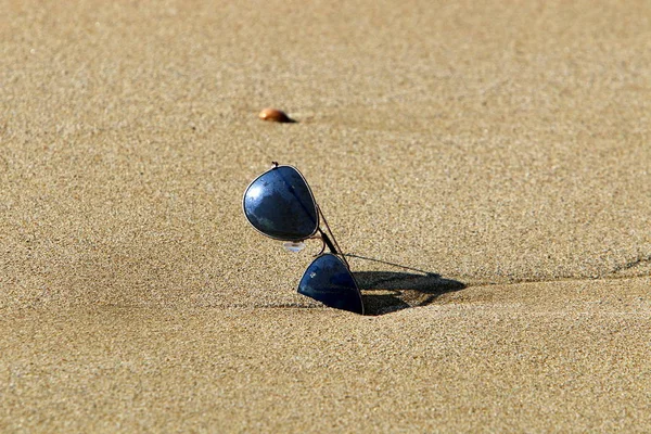 Óculos Estão Praia Areia Costa Mediterrâneo — Fotografia de Stock