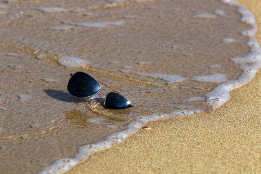 Akdeniz kıyısında kum plajında gözlük yalan 