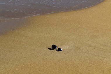 Akdeniz kıyısında kum plajında gözlük yalan 