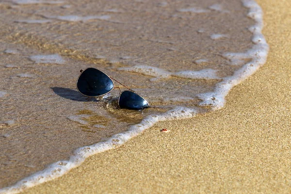 Óculos Estão Praia Areia Costa Mediterrâneo — Fotografia de Stock