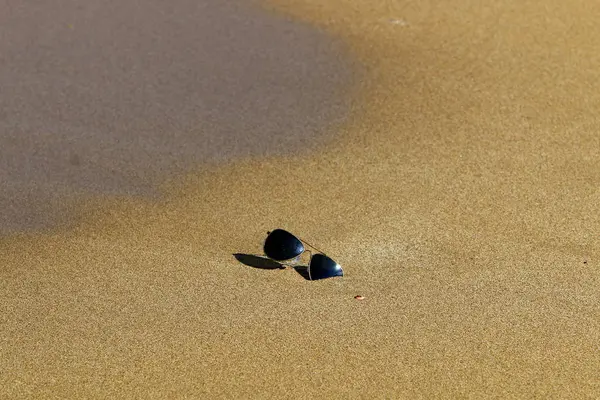 Lunettes Trouvent Sur Plage Dans Sable Sur Côte Méditerranéenne — Photo