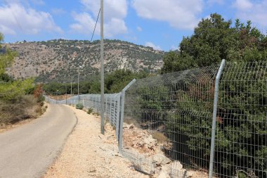 açık bir parkta bir çit 