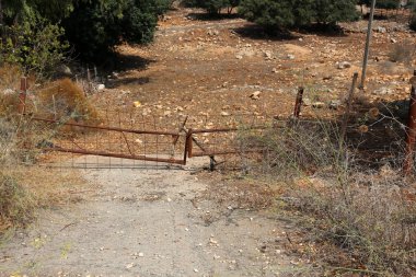 açık bir parkta bir çit 