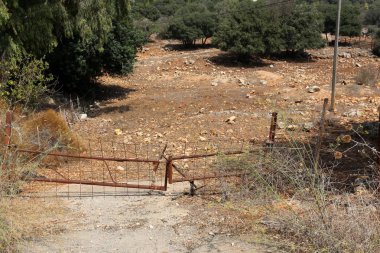 açık bir parkta bir çit 