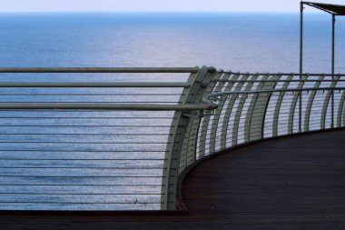 denizin kenarında açık bir parkta çit 