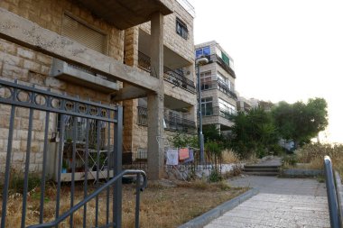 Şehir merkezinde açık bir parkta çit 