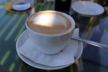 bardakta sıcak ve güçlü kahve dökülür 