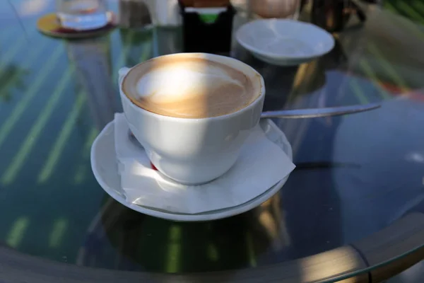 Bardakta Sıcak Güçlü Kahve Dökülür — Stok fotoğraf