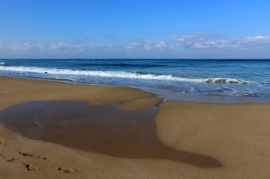 Akdeniz Kuzey İsrail'in kumlu sahili 