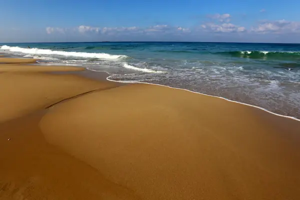 Αμμώδης Ακτή Της Μεσογείου Στο Βόρειο Ισραήλ — Φωτογραφία Αρχείου