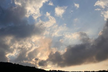 Dünya'nın gökyüzü görünümü bağlıdır günün saati, yıl ve ana hava saati. 