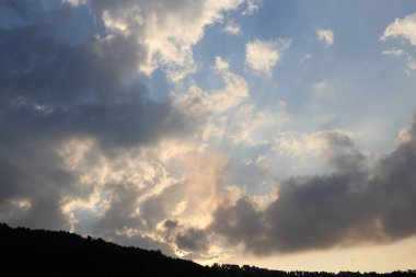 Dünya'nın gökyüzü görünümü bağlıdır günün saati, yıl ve ana hava saati. 