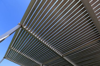 Güneş ışınları Akdeniz sahilinde gölgelik koruma 