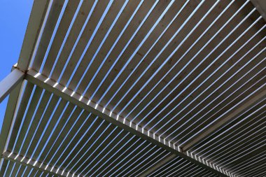 Güneş ışınları Akdeniz sahilinde gölgelik koruma 