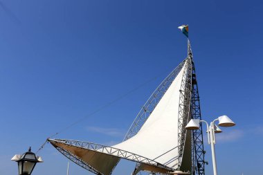 Güneş ışınları Akdeniz sahilinde gölgelik koruma 