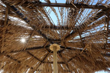 Güneş ışınları Akdeniz sahilinde gölgelik koruma 