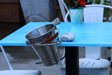 bir kova ile natürmort 