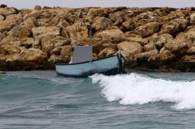 Akdeniz kıyısında açık bir parkta taş yalan 