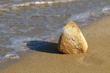 Akdeniz kıyısında açık bir parkta taş yalan 
