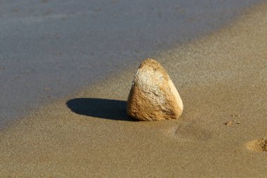 Akdeniz kıyısında açık bir parkta taş yalan 