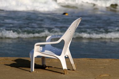 Akdeniz kıyısında sahilde bir sandalye standları 