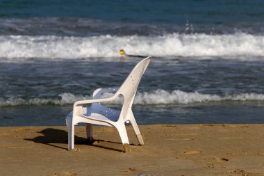 Akdeniz kıyısında sahilde bir sandalye standları 