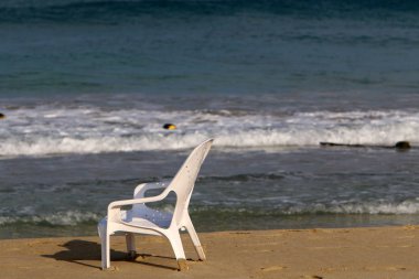 Akdeniz kıyısında sahilde bir sandalye standları 