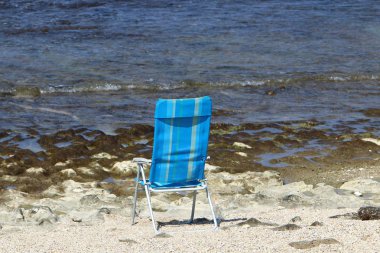 Akdeniz kıyısında sahilde bir sandalye standları 