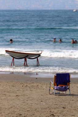 Akdeniz kıyısında sahilde bir sandalye standları 