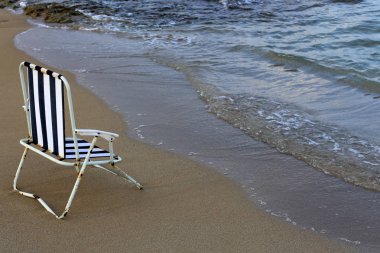 Akdeniz kıyısında sahilde bir sandalye standları 