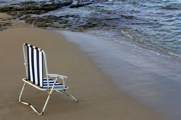 Una Sedia Trova Sulla Spiaggia Sulle Rive Del Mediterraneo — Foto Stock