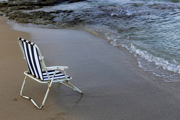 地中海沿岸的沙滩上矗立着一把椅子 — 图库照片