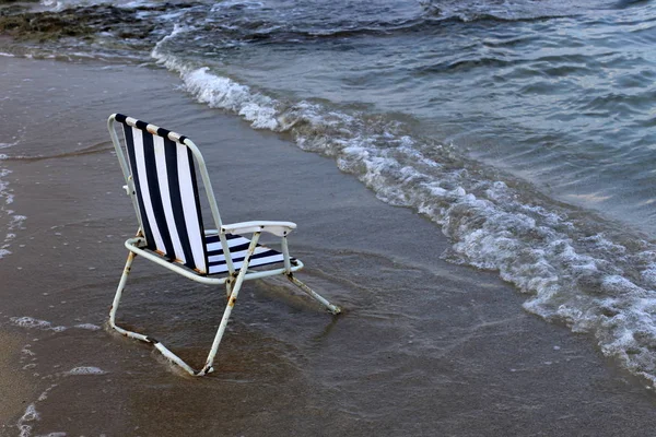 Židle Stojí Pláži Pobřeží Středozemního Moře — Stock fotografie