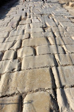 antik taş yol, arabaları izleri görülebilir 