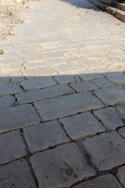 antik taş yol, arabaları izleri görülebilir 