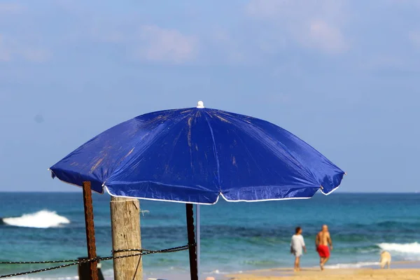 Sonnenschirm Strand Mittelmeer — Stockfoto