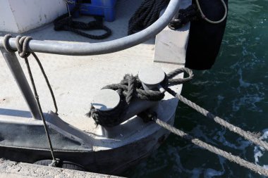 Yatak - bir gemi veya tekne demirleme için kıyıya yakın özel donanımlı bir yer 