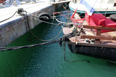 Yatak - bir gemi veya tekne demirleme için kıyıya yakın özel donanımlı bir yer 