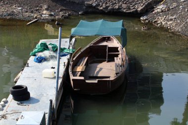Yatak - bir gemi veya tekne demirleme için kıyıya yakın özel donanımlı bir yer 
