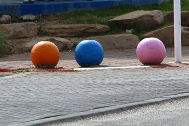 Şehrin kaldırım üzerinde renkli beton topları 