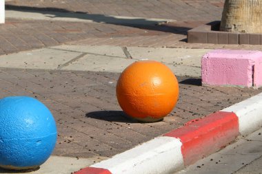 Şehrin kaldırım üzerinde renkli beton topları 