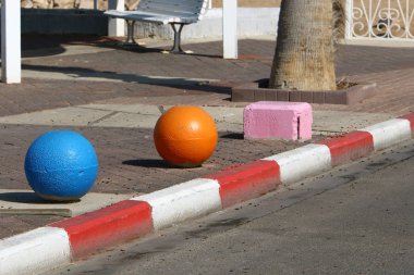 Şehrin kaldırım üzerinde renkli beton topları 